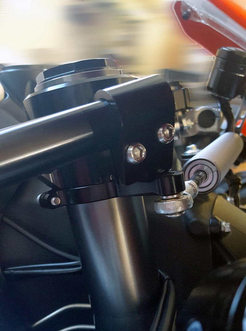 CNC RACING DRŽAČ AMORTIZERA KORMANA DUCATI PANIGALE CRNI - Slika 2